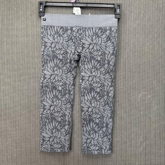 Fabletics Sebastian Womens Size S Gray Black Floral Mid-Calf Capri Leggings - Picture 2 of 11